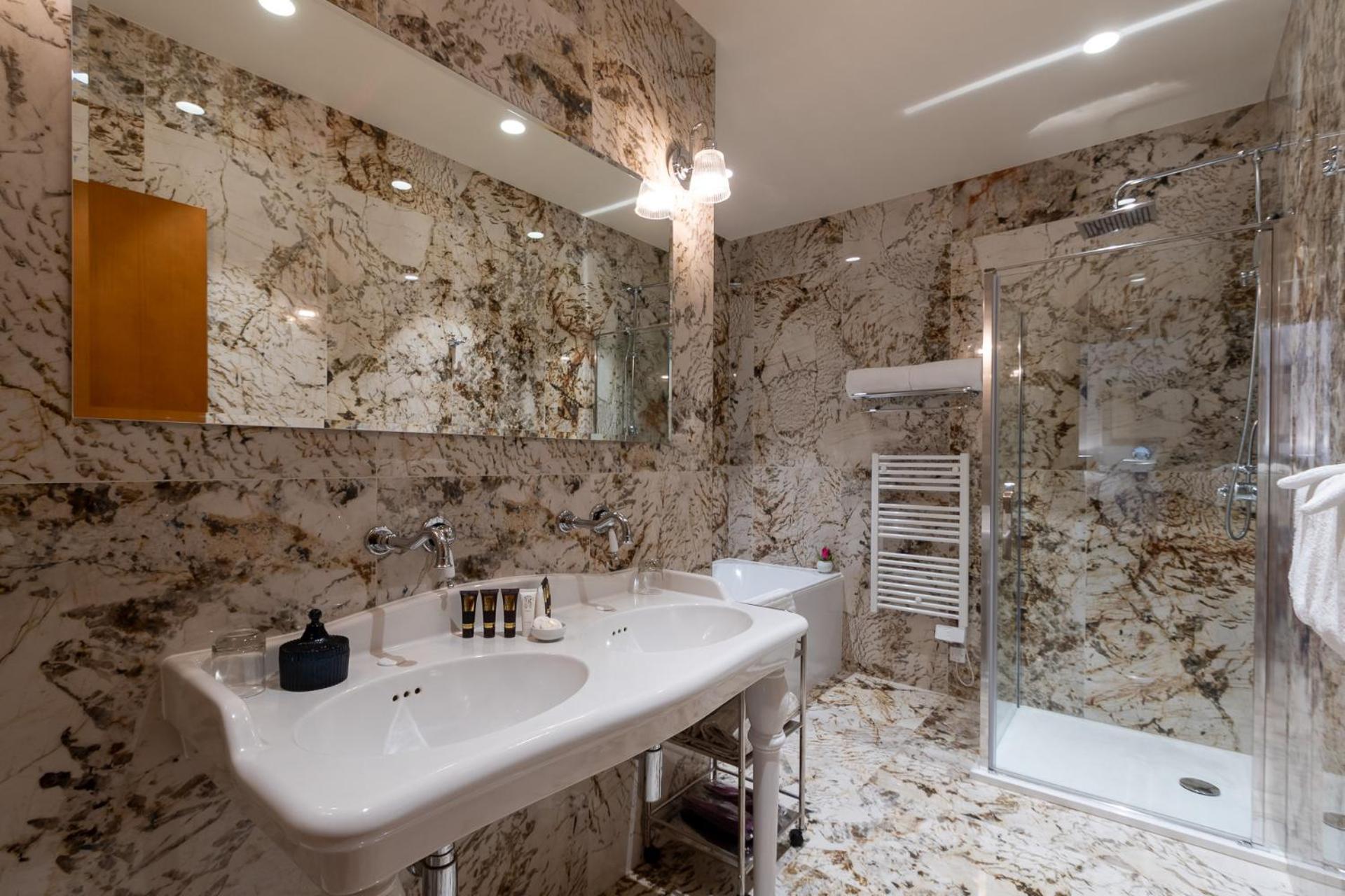 Hotel Demeure Loredana Сен-Флоран Екстериор снимка